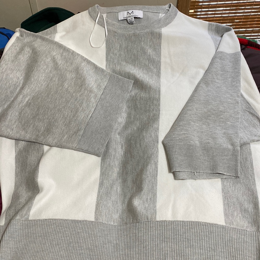 Hi there I’m selling this beautiful XL Magaschoni sweater.
